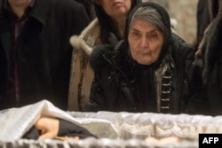 87-гадовая маці Барыса Нямцова Дзіна на пахаваньні свайго сына ў Маскве ў сакавіку 2015