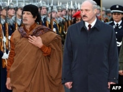 Кадафі і Лукашэнка падчас візыту Кадафі ў Менск