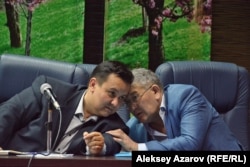 Член общественного совета Алматы Бекнур Кисиков (слева) на заседании совета. 13 июня 2016 года.