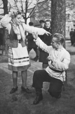 Сьцяпан Батура ў танцы з аднагрупніцай Лукічовай. 1950 год