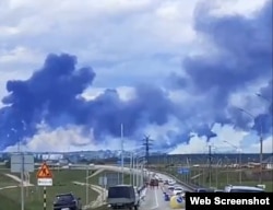 Дым узьнімаецца з авіябазы Белая ў Іркуцкай вобласьці Расеі пасьля атакі дронаў 1 чэрвеня.