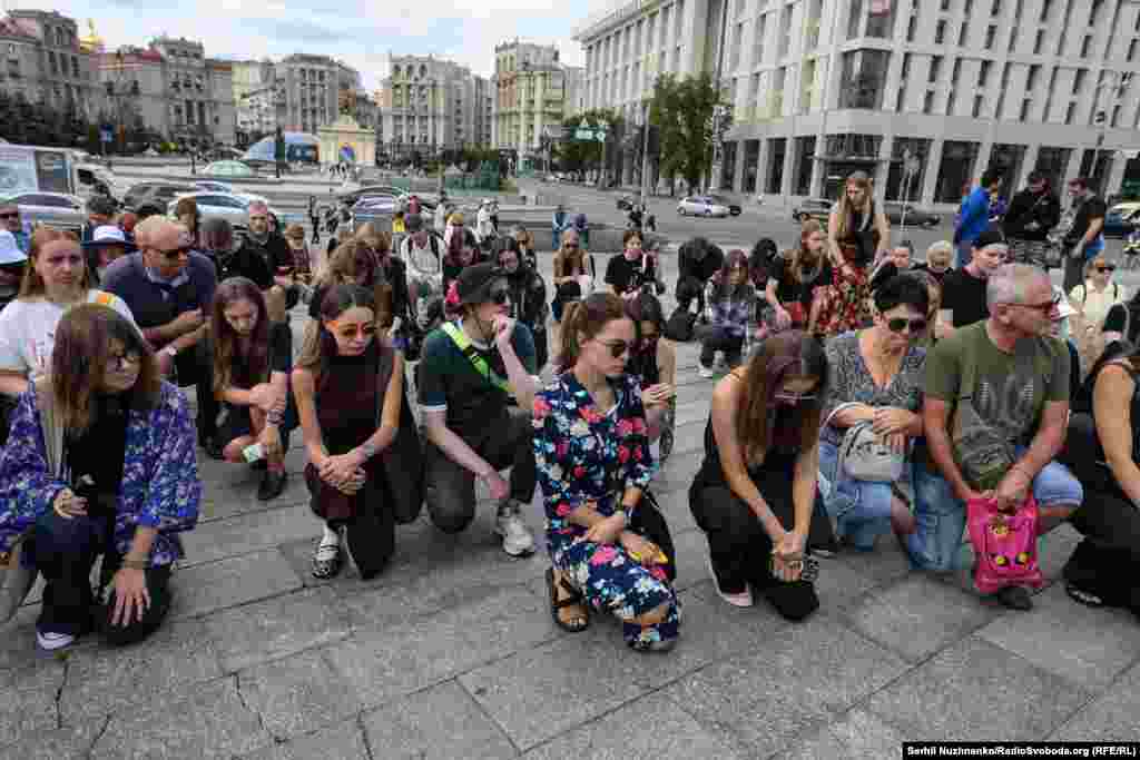 Mourners lined the street in Kyiv for the funeral of Ukrainian journalist Viktoria Roshchyna, who died in Russian captivity.