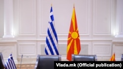 Знамињата на Грција и Северна Македонија