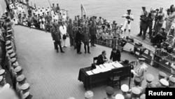 იაპონიის კაპიტულაციის აქტის ხელი 1945 წლის 2 სექტემბერს მოეწერა, ამერიკულ სამხედრო გემ USS Missouri-ზე, ტოკიოს ყურეში
