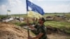 Прапор на позиціях українських військових в районі міста Мар'їнка. 5 червня 2015 року