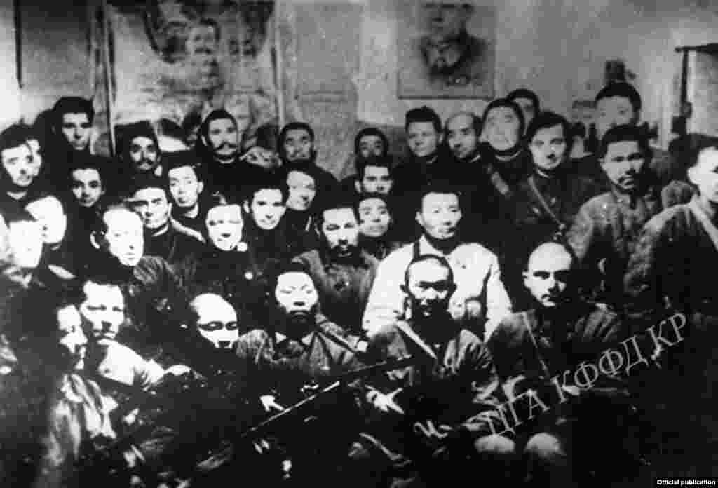 Секретарь ЦК КП Киргизской ССР А.В.Вагов и управляющий делами совета народных комиссаров М.Рысалиев среди земляков на фронте. Комсомолец 20-х годов, первый пионер вожатый г.Пишпека, участник гражданской войны Р.Д. Сарымсаков (в последнем ряду 7-й) 1943 год. 