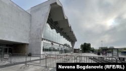 Železnička stanica u Novom Sadu šest meseci nakon pada nadstrešnice u kojem je poginulo 16 ljudi, 25. april 2025.
