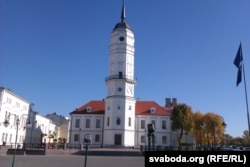 Ратуша. Насупраць паставілі памятны знак стаўцы