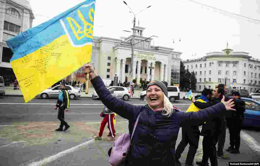 Жыхарка Херсону сьвяткуе вызваленьне гораду ўкраінскімі войскамі