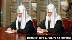 Гадзіньнік на руцэ патрыярха зарэтушавалі