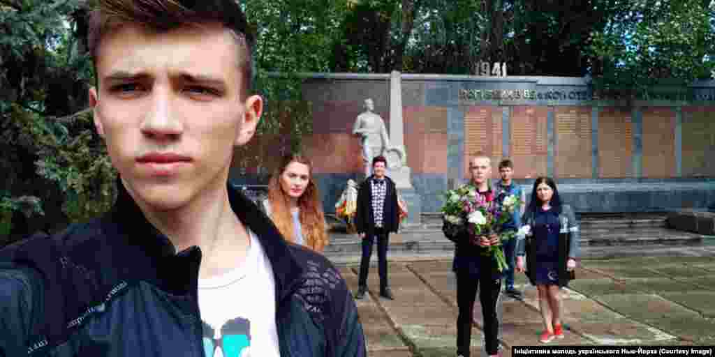 Молодь вшановує пам'ять загиблих в одному з військових меморіалів Новгородського. Христина Шевченко зазначила: «Ми дуже чекаємо позитивного рішення парламенту. Ми подолали важкий і тернистий шлях, щоб нашу історію почули»