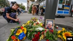 На месцы забойства Паўла Шарамета ў Кіеве: людзі прыносяць кветкі і сьвечкі. 21 ліпеня 2016 году