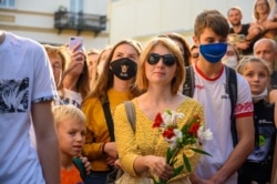 Многія гледачы прыйшлі з кветкамі