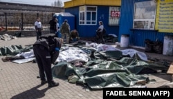 Целы загінулых у выніку ракетнага ўдару расейскіх войскаў па вакзале ў Краматорску, Украіна, 8 красавіка 2022 году
