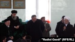 Ҳайъати расмӣ дар масҷиди Тӯраҷонзодаҳо. 9 декабри соли 2011