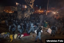 2013-nji ýylyň 30-njy noýabrynda giçlik Kiýewdäki Garaşsyzlyk meýdançasynda Ukrainanyň Ýewropa goşulmagyny goldamak üçin herekete gatnaşyjylaryň Içeri işler ministrliginiň "Berkut" ýörite bölüminiň söweşijileri tarapyndan dargadylmagy.