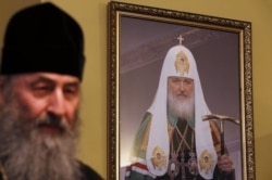 Предстоятель УПЦ (Московского патриархата) митрополит Онуфрий (Березовский) в своей резиденции в Киево-Печерской лавре. А на стене – портрет Московского патриарха, главы Русской православной церкви Кирилла. Киев, 4 января 2017 года