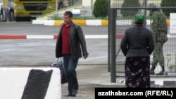 Özbegistanyň Horezm welaýaty bilen Türkmenistanyň Daşoguz welaýatynyň arasyndaky serhet geçelgesi açyk.