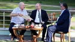 Лидер Беларуси Александр Лукашенко (слева) и президент Таджикистана Эмомали Рахмон (справа) стоят у руля власти 34 года, президент России Владимир Путин — 25 лет