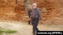 Турысты з Эўропы аглядаюць рэшткі кляштару картузаў