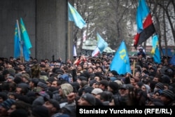 Ukrainanyň tarapdarlary we Orsýetiň tarapdarlary Krym parlamentiniň daşynda, 2014-nji ýylyň 26-njy fewraly