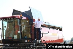 Аляксандар Лукашэнка і яго сын Мікалай едуць на камбайне ў ААТ «Александрыя», 2017 год