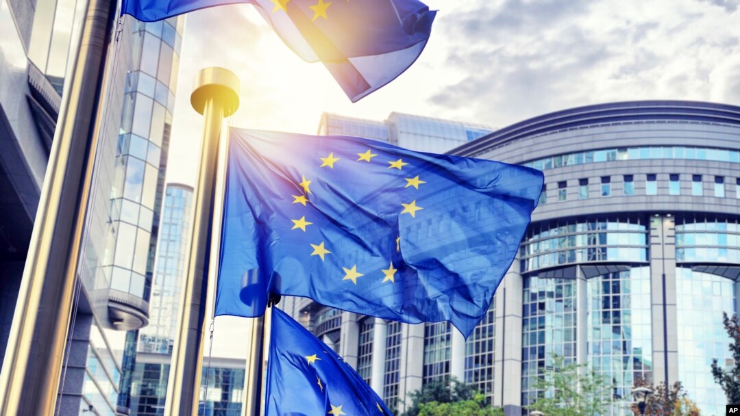 Zastava EU ispred zgrade Evropskog parlamenta (foto arhiv)