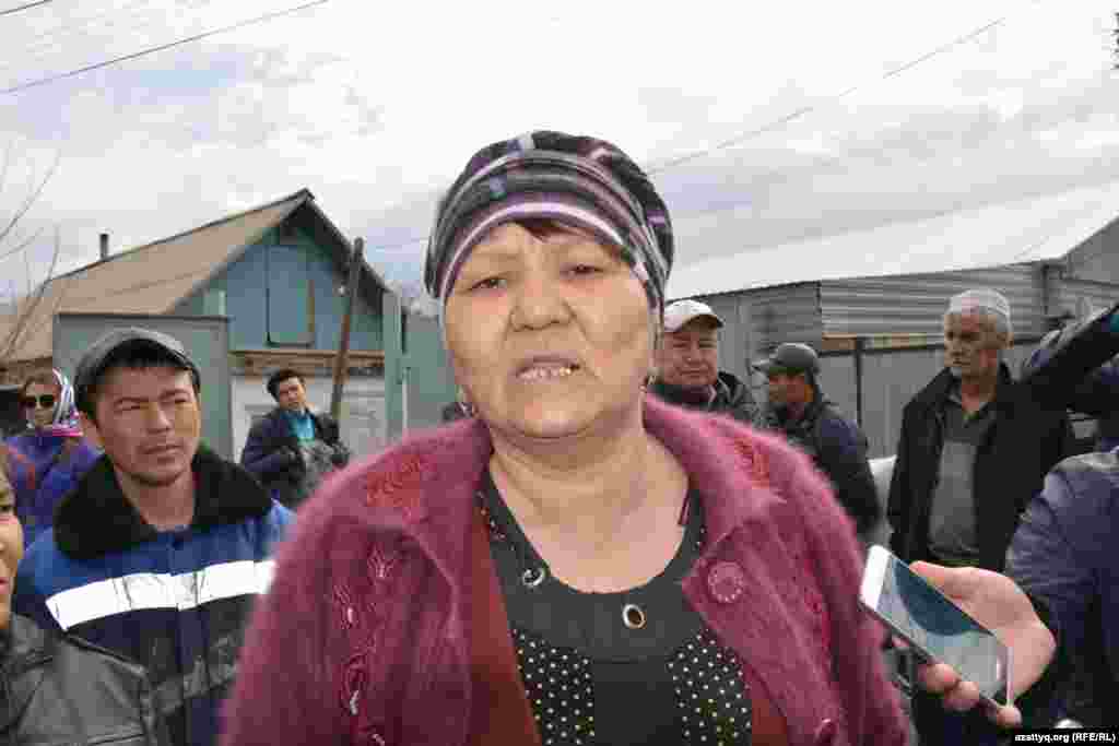 «Дети не могут пойти в школу. Одежда, учебные принадлежности остались под водой. Нам нужна помощь. Мы не просим одежду и еду. Нам нужна помощь в восстановлении дома, нужны строительные материалы», - говорит жительница Махамбета Гульбаршын Камысбаева.