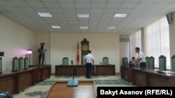 Азимжан Асқаровтың соты өтіп жатқан зал.