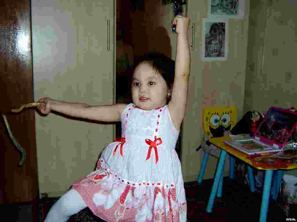 3-летняя Алина, дочь артистов балета, мечтает стать балериной. Родители пока не могут устроить её в детский садик. - Алина – дочь артистов балета также мечтает стать балериной. У артистов не хватает зарплаты, чтобы оплачивать услуги частного детского сада. А чтобы получить место в муниципальном детском саду нужно заплатить тысячу долларов, говорят родители девочки.