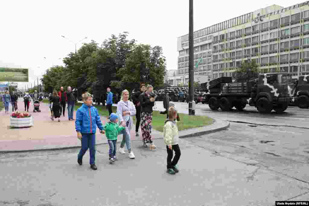 Дзень Незалежнасьці Беларусі адзначаўся ад 1991 году 27 ліпеня, у гадавіну прыняцьця Дэклярацыі аб дзяржаўным сувэрэнітэце БССР. Перанос даты на 3 ліпеня — гадавіну вызваленьня Менску саветамі ад войскаў нацыстаў — адбыўся ў выніку рэфэрэндуму 1996 году (празь яго ж былі пашыраныя паўнамоцтвы Лукашэнкі — Беларусь ператварылася з парлямэнцка-прэзыдэнцкай у прэзыдэнцкую рэспубліку, да рэфэрэндуму і ў час яго адзначаліся шматлікія парушэньні)
