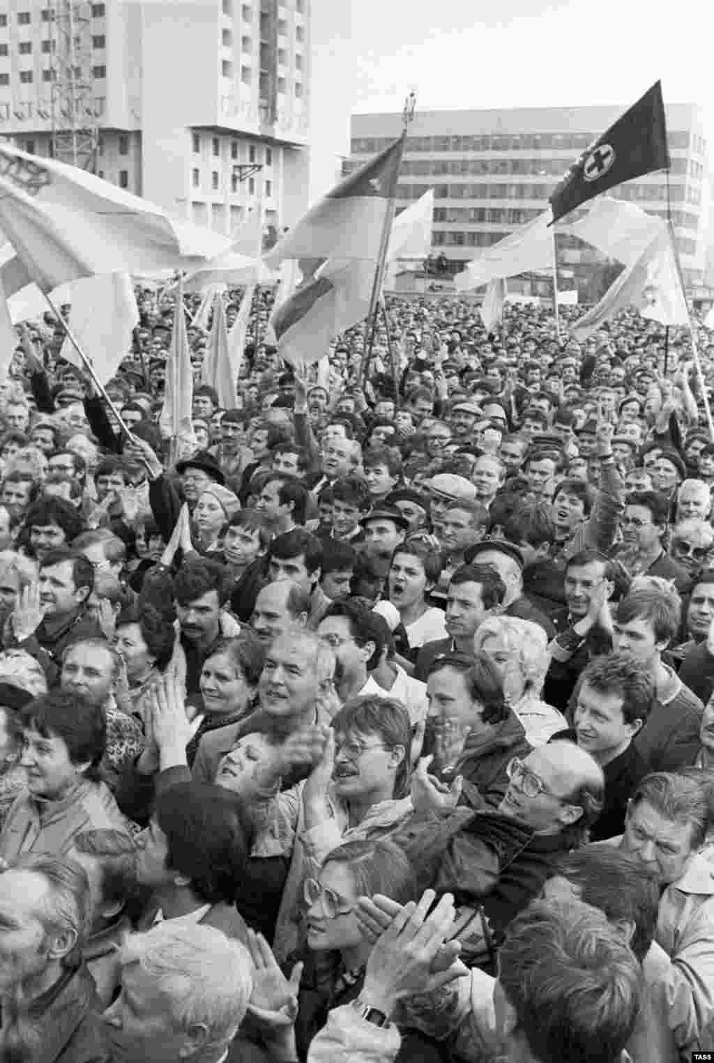 Демонстрация в Киеве, организованная Украинским народным движением. 23.10.1989. - Демонстрация в Киеве, организованная Украинским народным движением за перестройку (РУХ) в поддержку национального возрождения и независимости, 23 октября 1989 года.