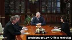 Леанід Заяц і Міхаіл Русы на сустрэчы з Аляксандрам Лукашэнкам. Справа — кіраўніца адміністрацыі Лукашэнкі Натальля Качанава