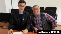 Гражданский активист Максат Айсаутов (слева) и адвокат Мереке Габдуалиев в административном суде, где активисту вменяют «нарушение законодательства о порядке организации и проведения митингов». Уральск, 29 февраля 2020 года. 