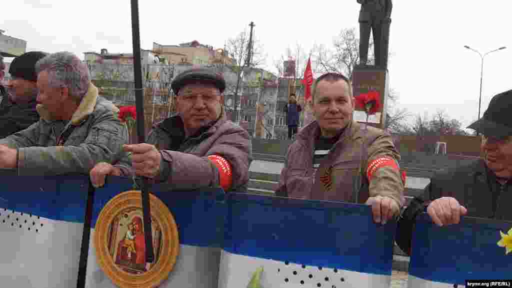 Як тільки оператор вмикає камеру, з ним одразу починають працювати ще один-два «куратори». Один за рукав тягне оператора в потрібний бік, інший розгортає йому камеру в потрібному напрямку, щоб була приблизно така картинка. Якщо знімальна група чинить опір і намагається зняти те, що потрібно їй – не вишколений «народ» із виданими під розписку плакатами, а, наприклад, як «самооборонівці» грудьми затуляють від камери свого підшефного «ввічливого чоловічка», або взяти інтерв'ю у випадкової людини, яка йде через площу, тоді ставлення різко змінюється. Знімальну групу під улюлюкання вмить організованої групи осіб у двадцять «мітингувальників» (але територія без нагляду не залишається, в кожному секторі є незмінні чергові) виштовхують з майдану. 