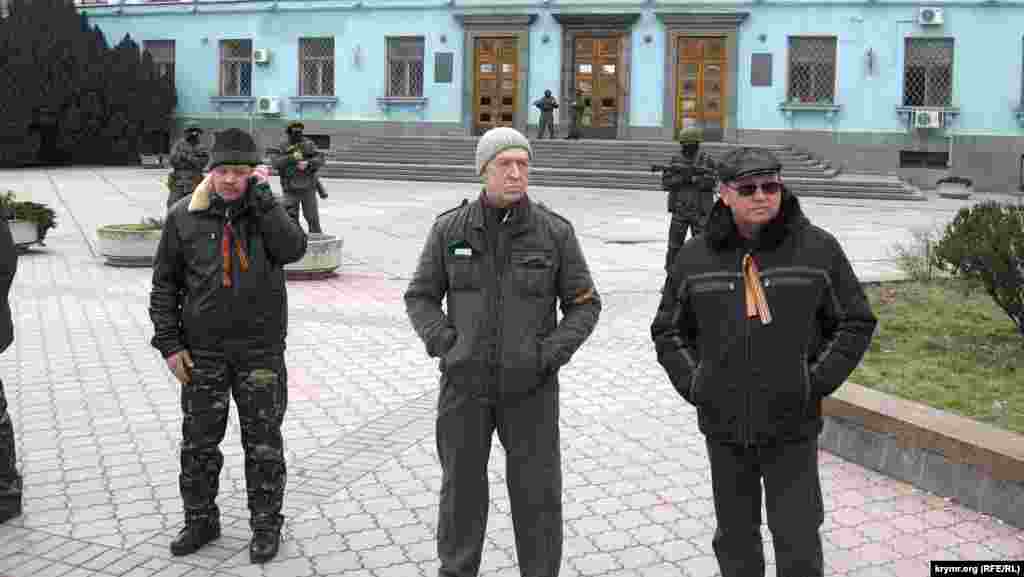 Здається, що ці персонажі позують на камеру – так картинно стоять! І ті, що попереду, й ті, що на другому плані.