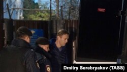 Навальны быў зноў затрыманы, як толькі выйшаў на волю з маскоўскага спэцпрымальніка.