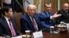 Američki predsjednik Donald Trump na sastanku kabineta 26. avgusta sa državnim sekretarom Marcom Rubiom (lijevo) i ministrom odbrane Peteom Hegsethom (desno)