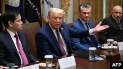 Američki predsjednik Donald Trump na sastanku kabineta 26. avgusta sa državnim sekretarom Marcom Rubiom (lijevo) i ministrom odbrane Peteom Hegsethom (desno)