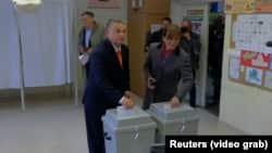Премьер-министр Венгрии Виктор Орбан на избирательном участке