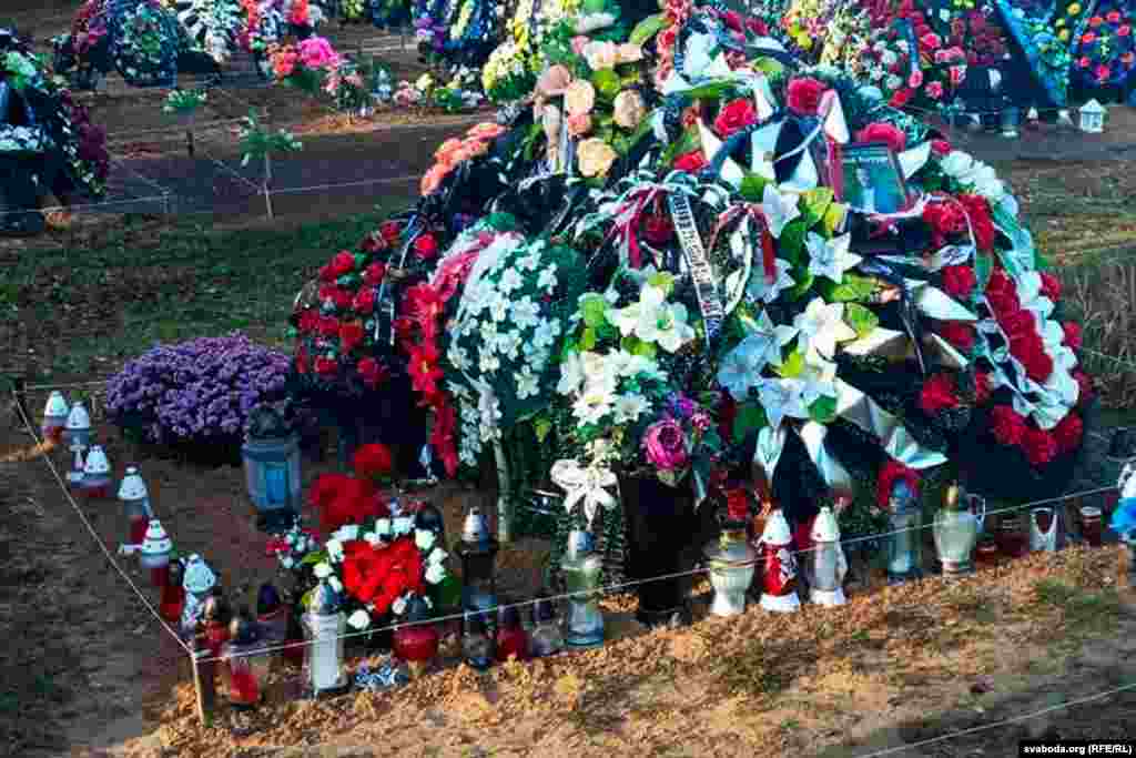 Палітвязень Вітольд Ашурак, асуджаны на пяць гадоў турмы, памёр 21 траўня 2021 году ў шклоўскай калёніі ПК № 17. Сьледчы камітэт апублікаваў відэа, якое выклікае шмат пытаньняў і на якіх відаць, як Вітольд у камэры двойчы падае. Са словаў супрацоўнікаў калёніі, асуджаны разьбіў галаву, скаргаў на стан здароўя не выказваў, адмовіўся ад дапамогі і шпіталізацыі. «Пры ўскрыцьці прыкмет крымінальнага характару сьмерці асуджанага ня выяўлена». Родныя і сябры афіцыйнай вэрсіі ня вераць