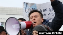 Оппозиционный активист Жанболат Мамай выступает на митинге в Алматы. 13 февраля 2022 года