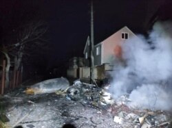 Zadimljena olupina neidentifikovanog aviona koji se srušio u stambenom dijelu glavnog grada Ukrajine
