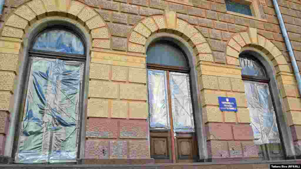 Aceste uși pot fi considerate singurile “victime” ale manifestațiilor din Cernăuți, care au fost lipsite de violență. Ușile clădirii Administrației regionale de stat din Cernăuți, care datează din perioada Imperiului austro-ungar și care au rezistat celor două războaie mondiale, au fost distruse la sfârșitul lunii februarie, când a fost luată cu asalt clădirea și când a fost obținută demisia guvernatorului. 10 martie 2014, Cernăuți.