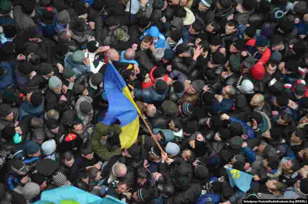 Мітынг 26 лютага 2014 году ў Сімфэропалі, дзе адбыліся сутыкненьні з ініцыятывы людзей, якія звалі сябе прадстаўнікамі «самаабароны Крыму» і казакаў што прыбылі з Расеі. Гэтыя падзеі пасьля леглі ў аснову шэрагу судовых справаў супраць тых крымчан, хто падтрымаў Украіну. Ім выстаўлялі абвінавачваньні ва ўдзеле ў масавых беспарадках.