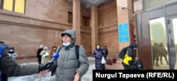 Ақорда алдында ақпарат құралдарына сұхбат беріп тұрған Қапшағай қаласының тұрғыны Дауытбек Молдабаев. Нұр-Сұлтан, 24 ақпан 2021 жыл.