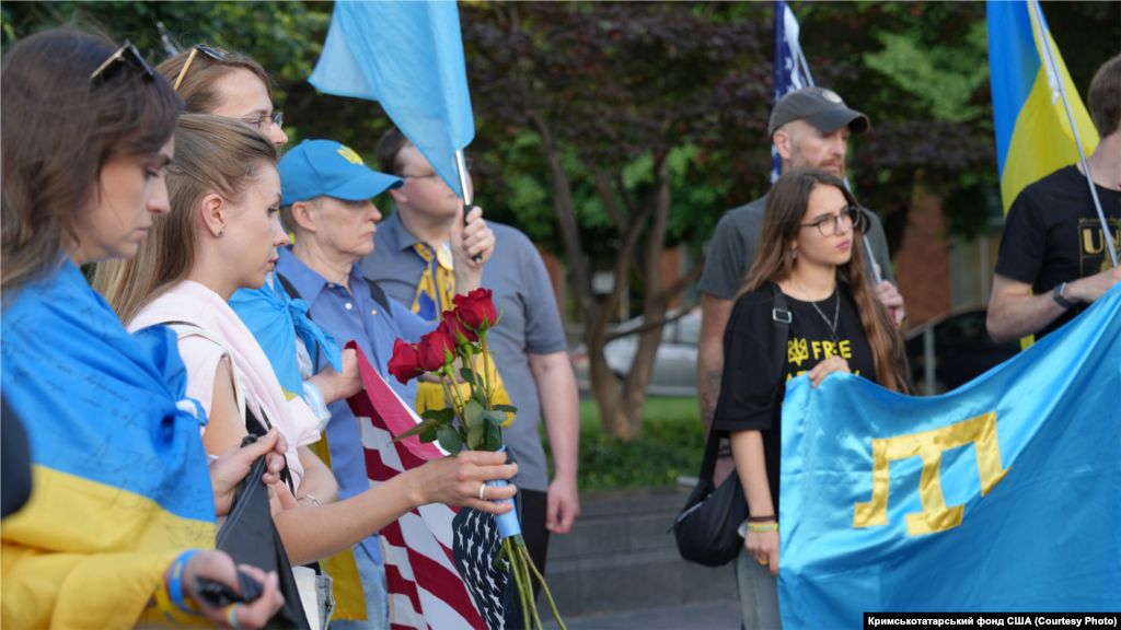 Кримськотатарські прапори на церемонія вшанування пам'яті жертв геноциду кримськотатарського народу біля Меморіалу жертвам комунізму у Вашингтоні, 18 травня 2025 р.