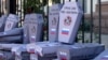Сымбалічныя кардонныя труны ля амбасады Расеі ва Ўкраіне з надпісамі «Груз 200. ПВК «Вагнэра» падчас акцыі супраць расейскай агрэсіі на Данбасе. Кіеў, 2 чэрвеня 2018. Архіўнае фота