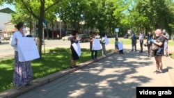 Пикет правозащитников против закона об ужесточении контроля над деятельностью НПО. 2020 год.