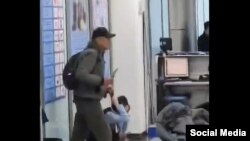 Неизвестный взял в заложницу сотрудницу аэропорта Алматы. 7 марта 2025 года. Видео из соцсетей